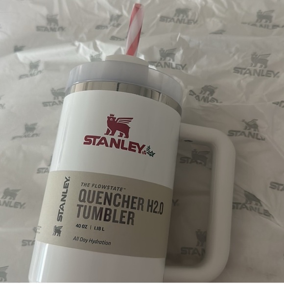 Stanley Mistletoe Twist Limited Edition Quencher H2.0 Flowstate Tumbler 40oz NEW - Picture 2 of 5